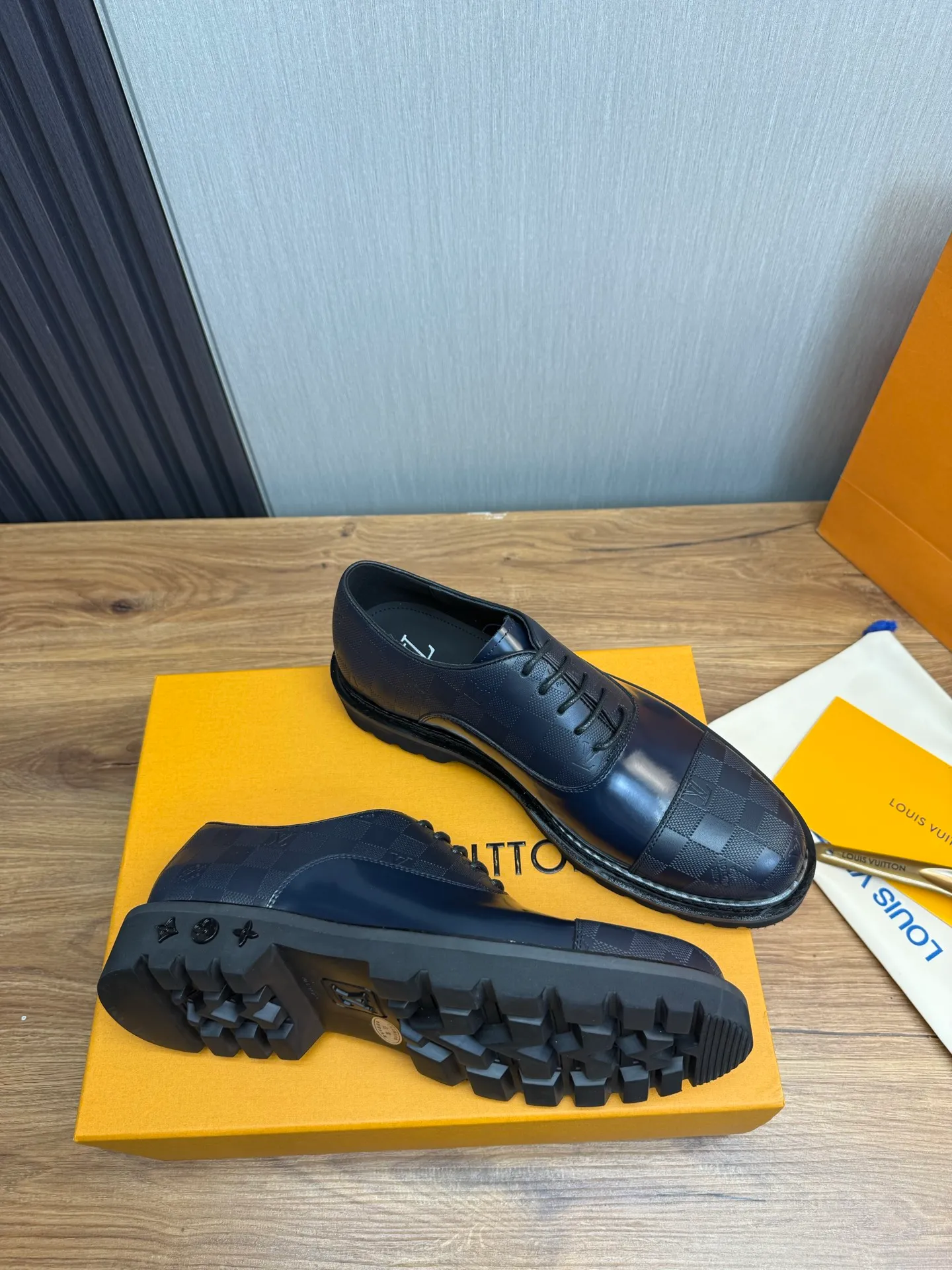 Men's shoes 💰900💰 LV. Men's casual lace-up leather shoes, the latest hot style 🔥 1:1 original purchase quality, top quality goods ⬆️The upper is imported open-edge beaded cowhide, cowhide, and cow suede. The hand-made three-dimensional stitching highlights the round toe design. The inner foot pads are all imported cowhide, with the original wear-resistant foam outsole, matching code 39-44, (38, 45 custom-made, non-refundable)